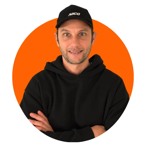 Nico Ciana, con gorra NICO y buzo negro, de brazos cruzados sobre un círculo naranja